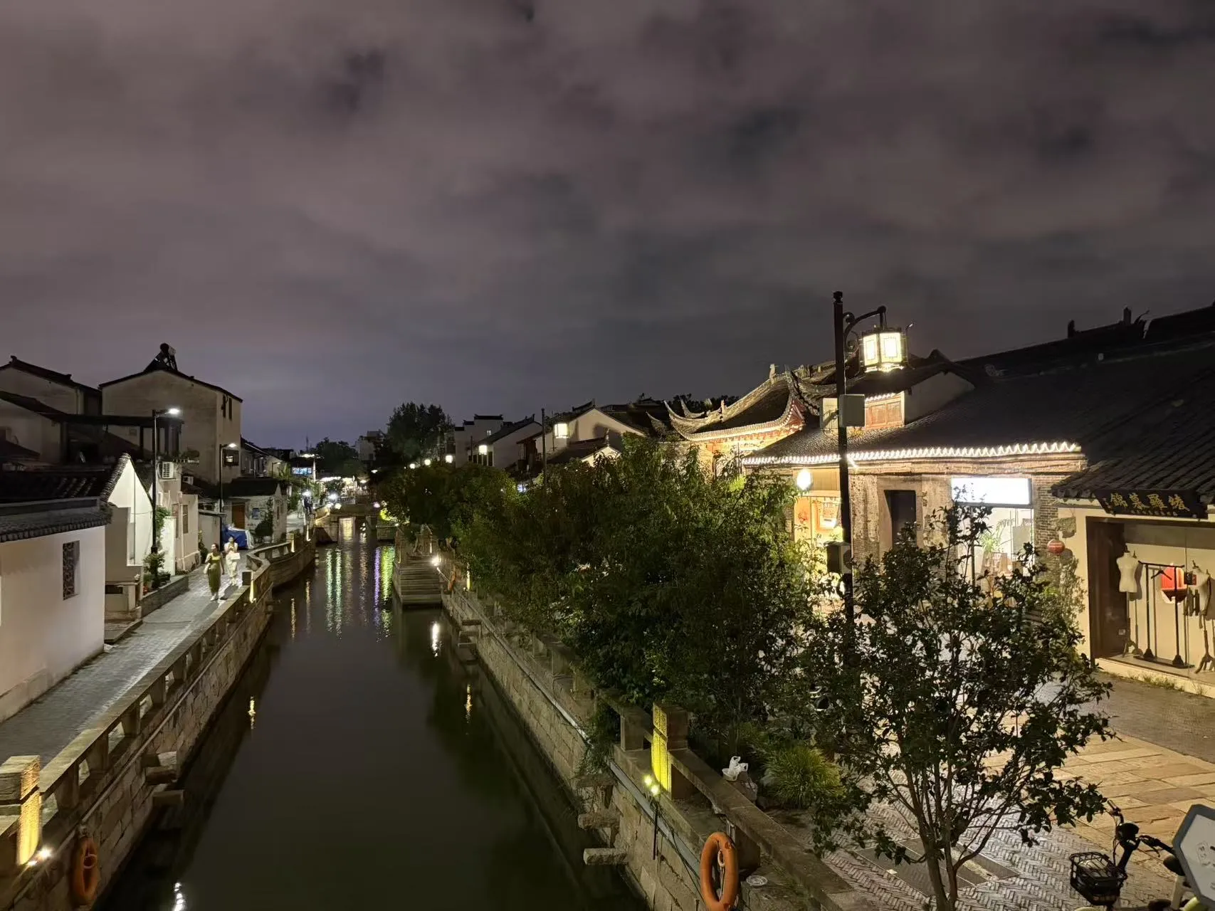 灯火阑珊处，枕河听夜语