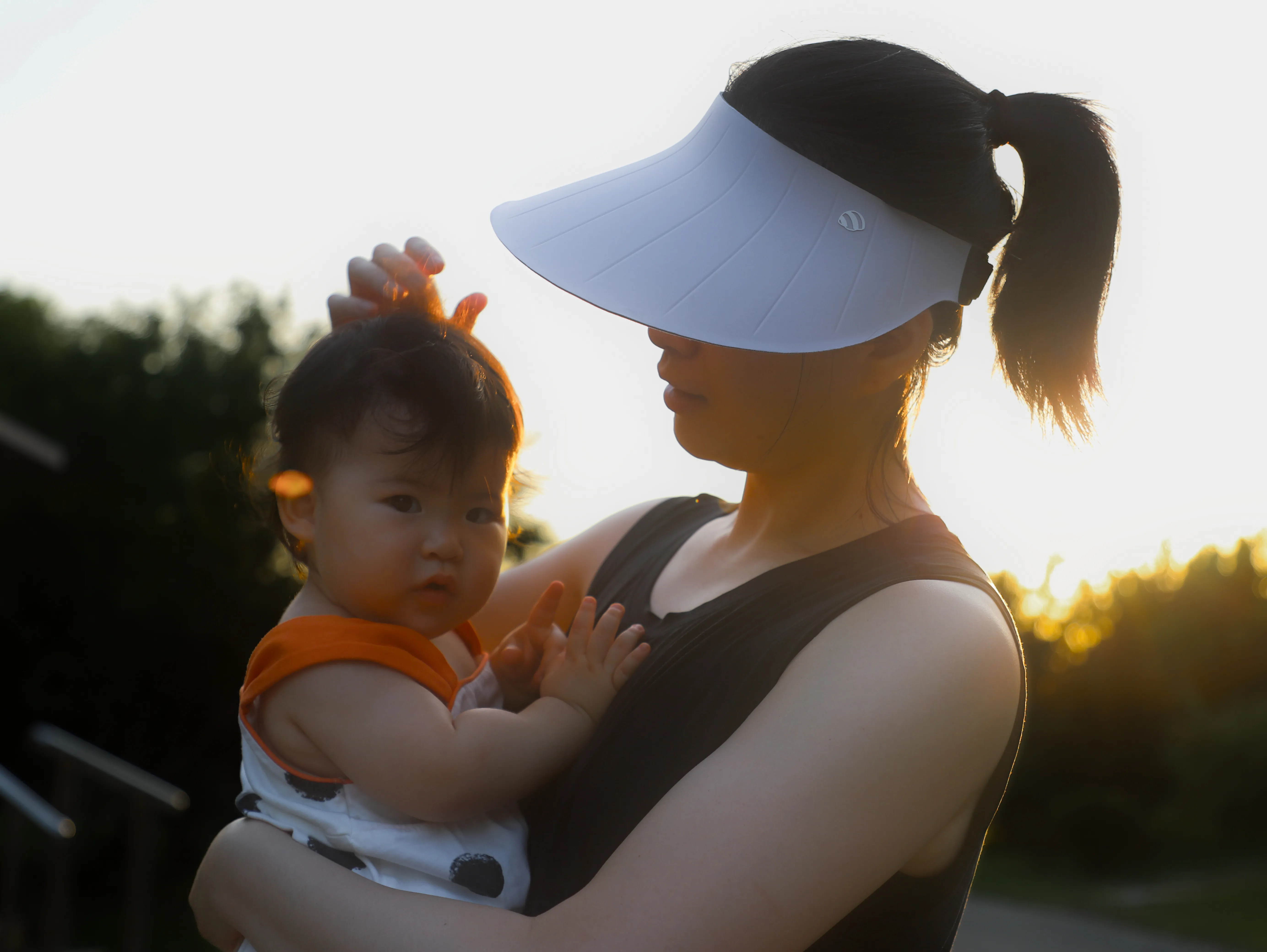 夕阳下的妈妈和娃娃